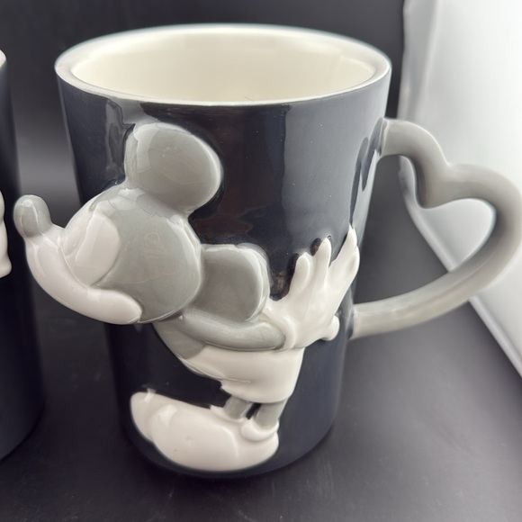 Mickey and Minnie Kissing Mugs - Picture 3 of 4